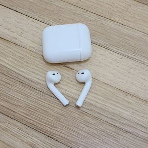 Apple airpods with charging case